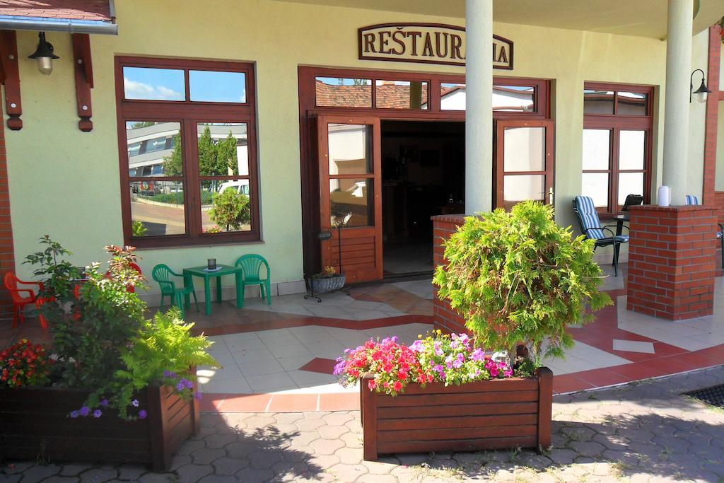 Hotel St.Florian Štúrovo エクステリア 写真