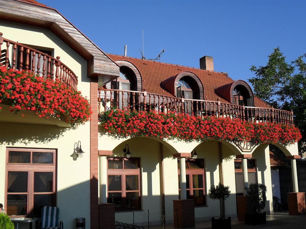 Hotel St.Florian Štúrovo エクステリア 写真