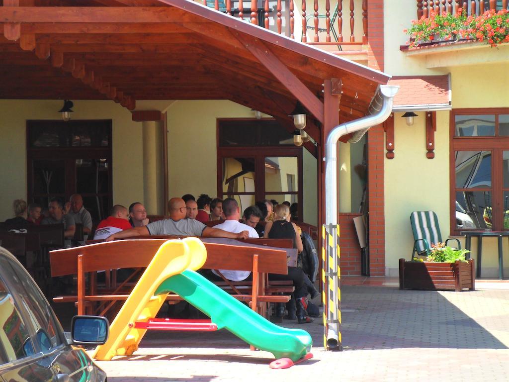 Hotel St.Florian Štúrovo エクステリア 写真
