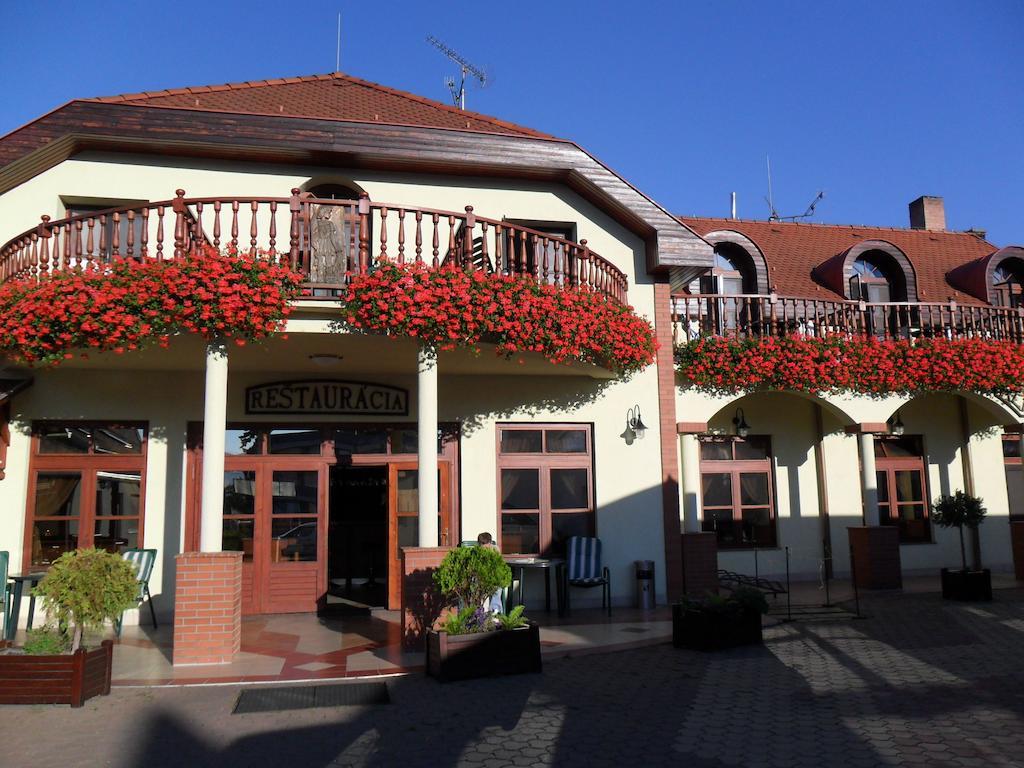 Hotel St.Florian Štúrovo エクステリア 写真