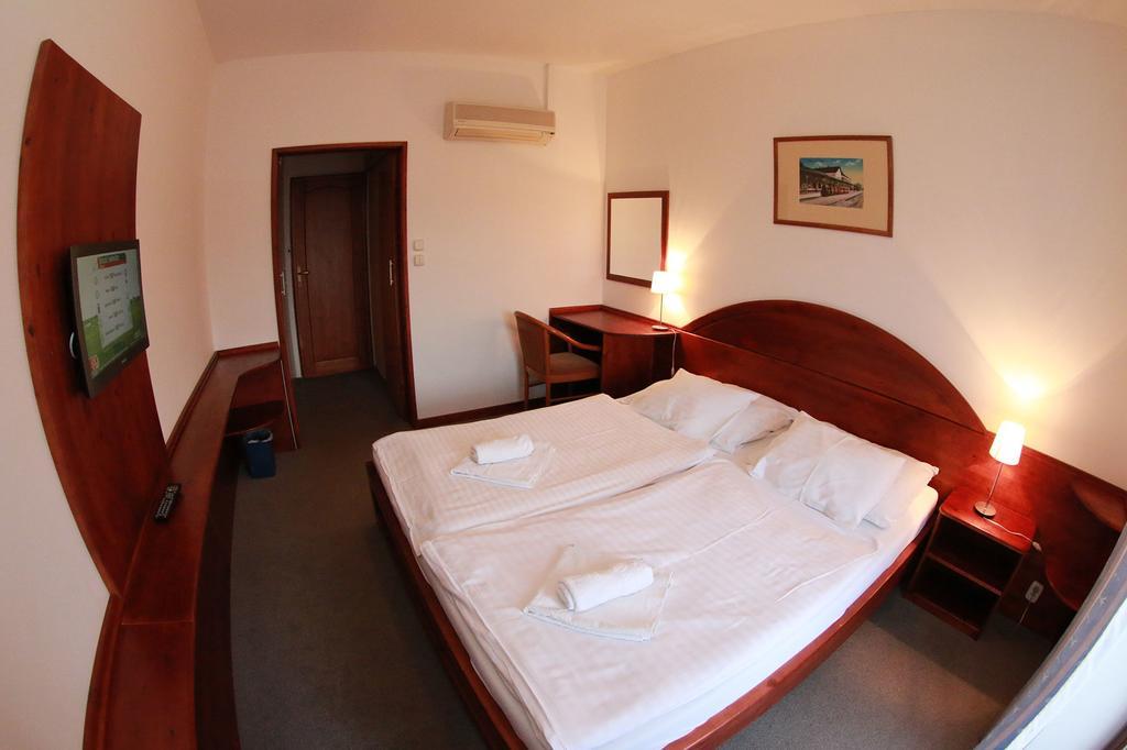 Hotel St.Florian Štúrovo エクステリア 写真