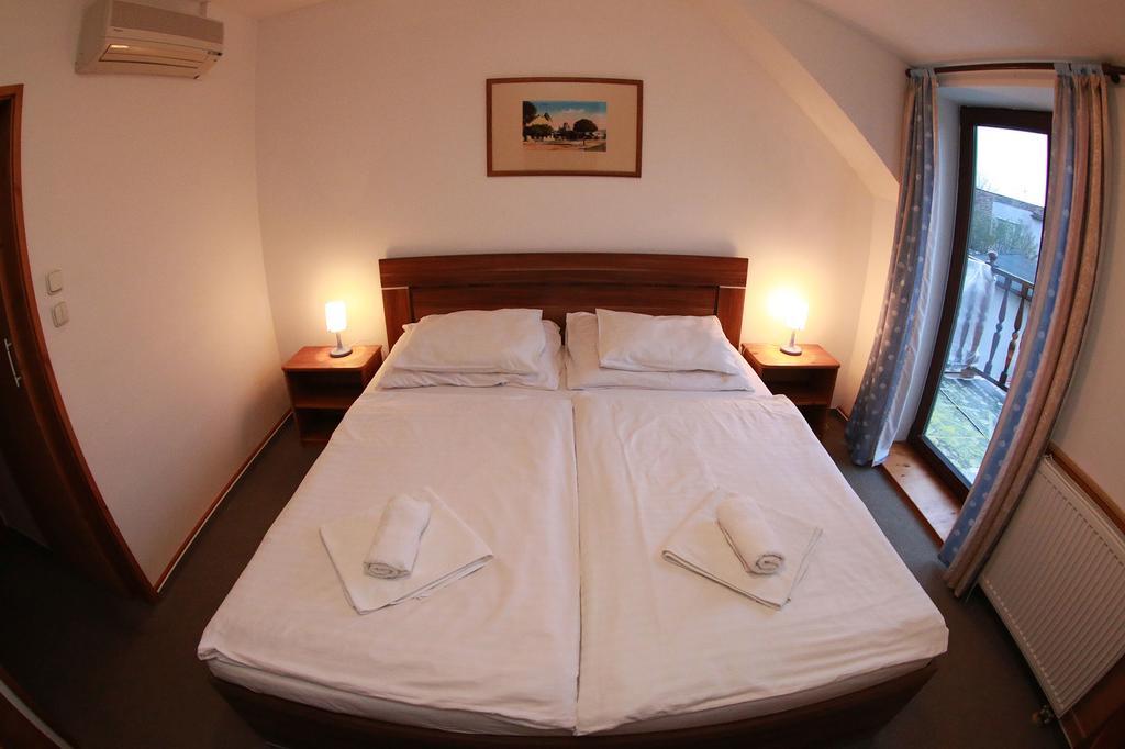 Hotel St.Florian Štúrovo エクステリア 写真