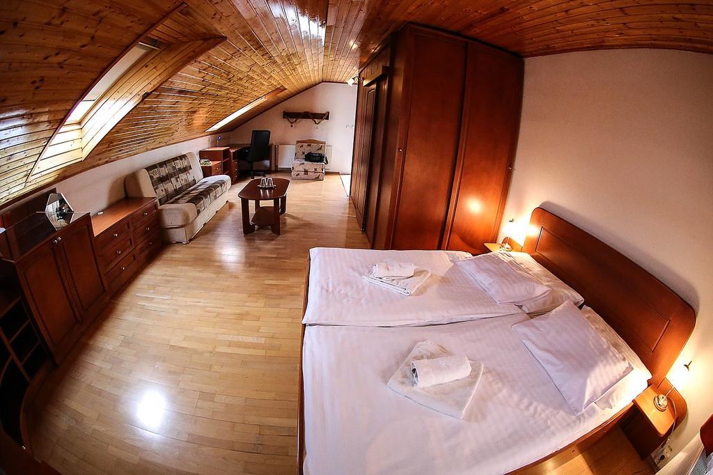 Hotel St.Florian Štúrovo エクステリア 写真